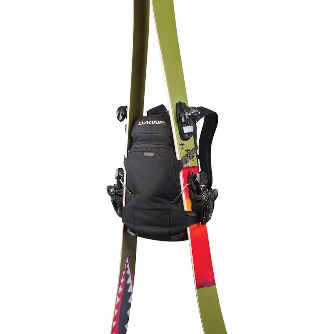 Alaska ik ben trots stap in Dakine Heli Pro 20L Backpack | Backcountry Gear